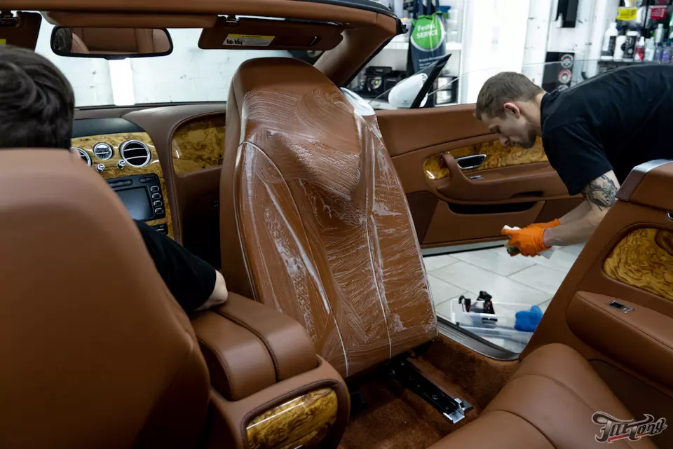 Bentley Continental Cabriolet. Оклейка передней части кузова в глянцевый полиуретан!